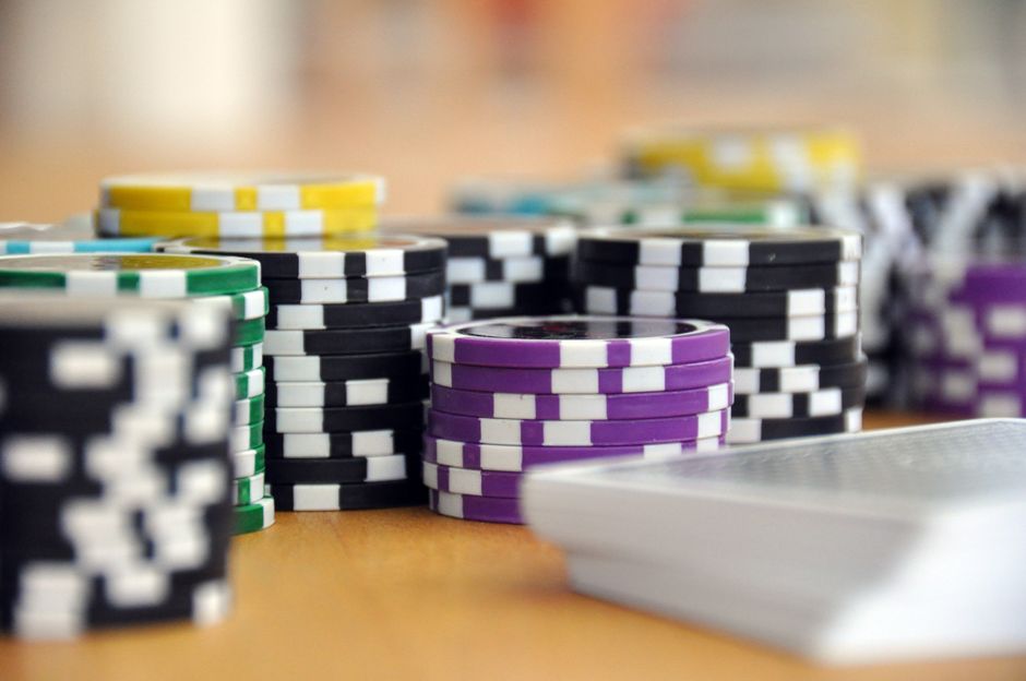 The Real Math Behind Slot Machines: RTP, Volatility, and Bankroll Survival