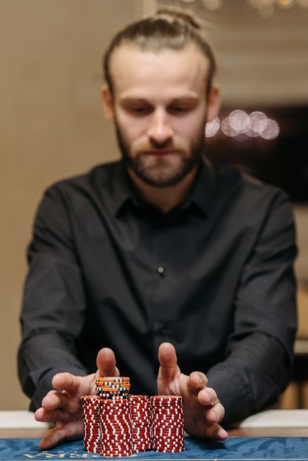 The iGaming Edge: How Smart Players Approach Casino, Betting, Slots, and Poker